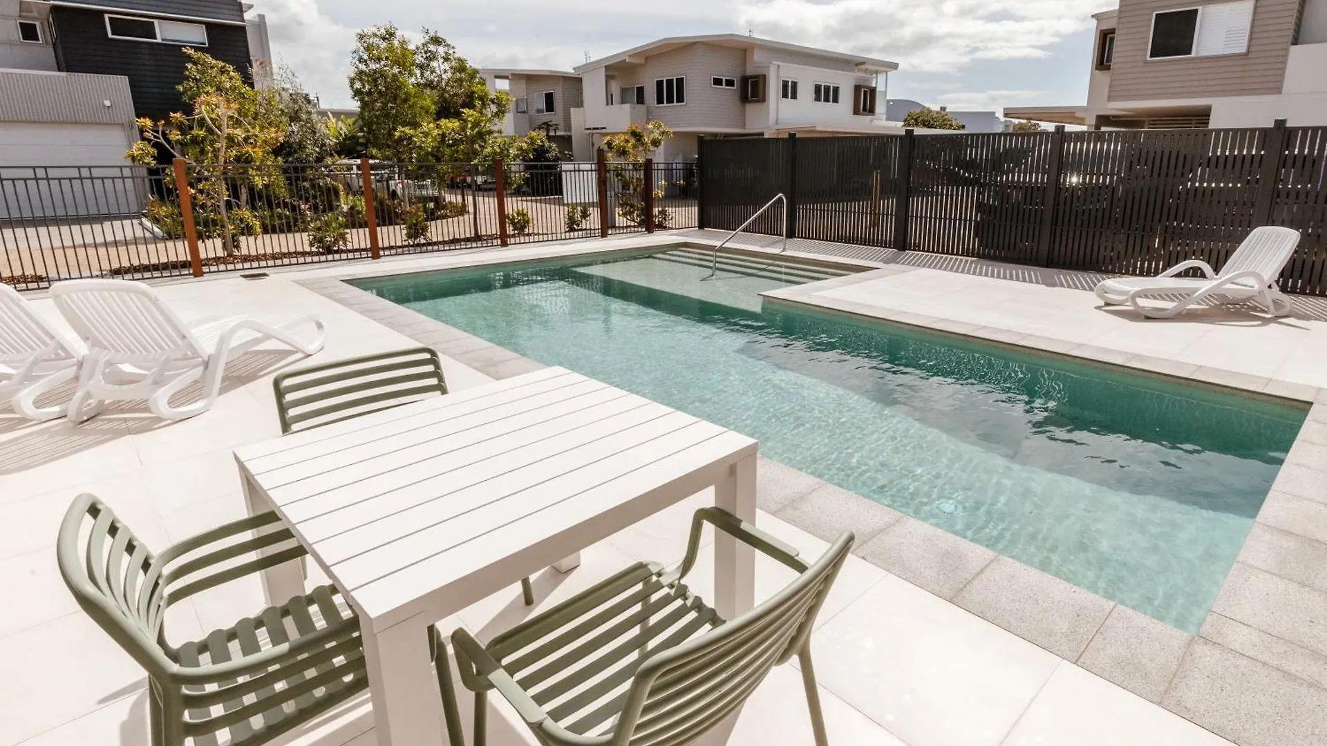 Modern Beachside Retreat 쿨룸비치